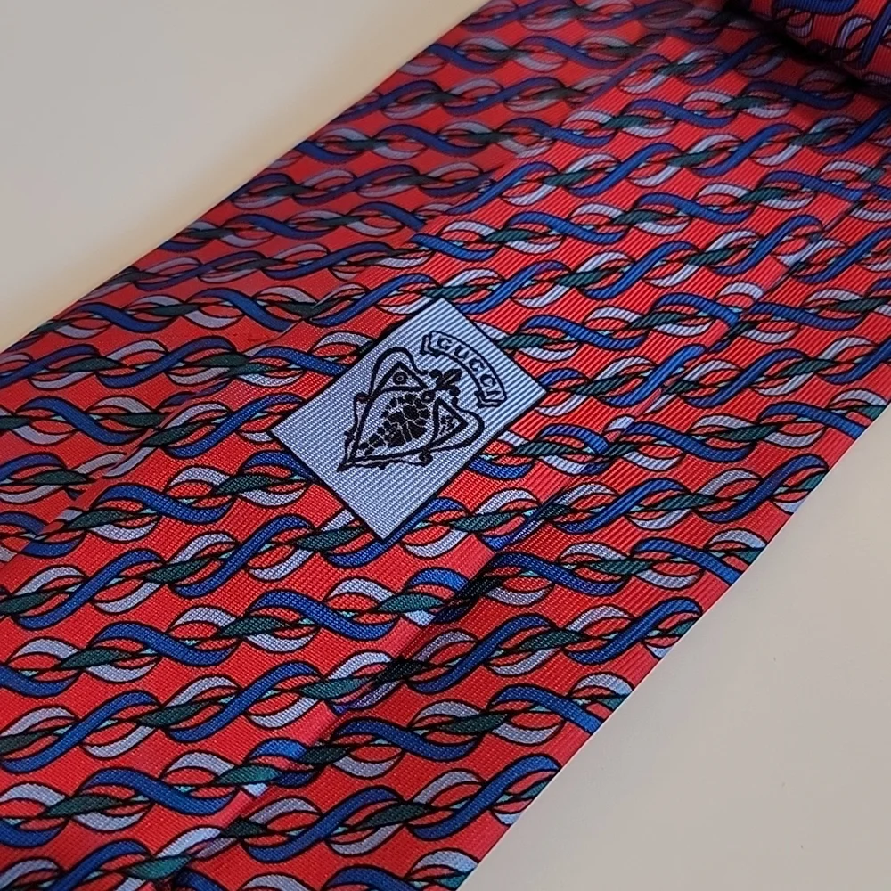 Gucci tie red blue chain print